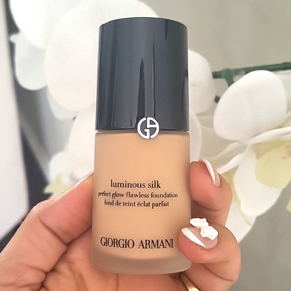Armani Beauty Luminous Silk Perfect Glow Flawless Oil-Free Foundation - Picture 2 of 4